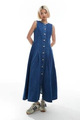 Джинсовое макси-платье на пуговицах с вытачками на талии артикул 147970538