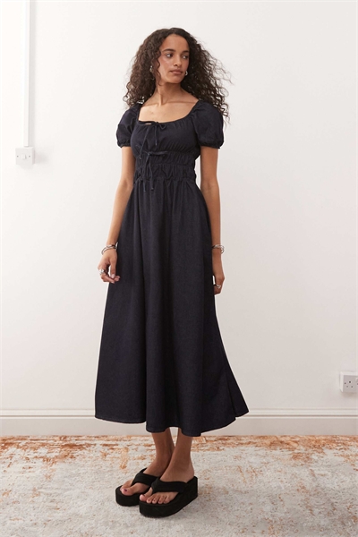 Платье средней длины из джинсовой ткани чамбрей с драпировкой артикул 149784324