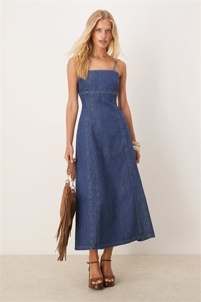 Макси-платье из джинсовой ткани «шамбрей» с затягивающимися швами на талии артикул 147966193