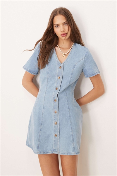 Джинсовое мини-платье с зауженной талией и короткими рукавами артикул 148483640