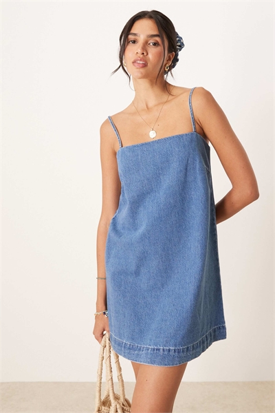 Мини-платье-камизолька из денима артикул 144134831