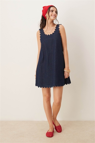 Джинсовое мини-платье с волнистым краем артикул 143175216