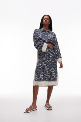 Платье-рубашка с длинными рукавами и принтом синего и белого цветов артикул 143080386