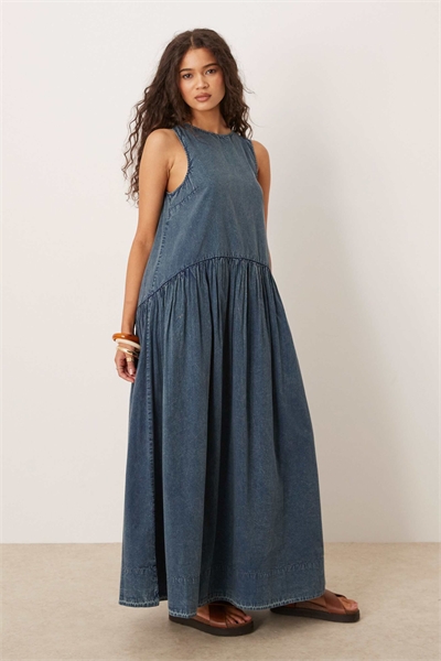 Платье-миди свободного кроя с V-образным вырезом и заниженной талией артикул 142883517