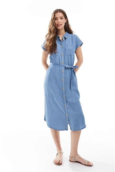 Легкое джинсовое платье-рубашка средней длины артикул 141642168