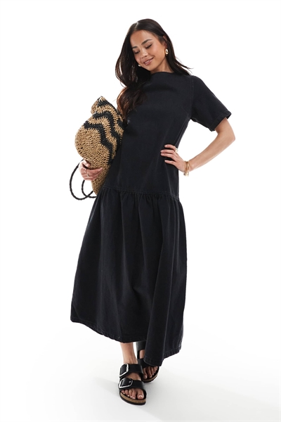 Джинсовое платье-миди из футболки с заниженной талией артикул 143080646