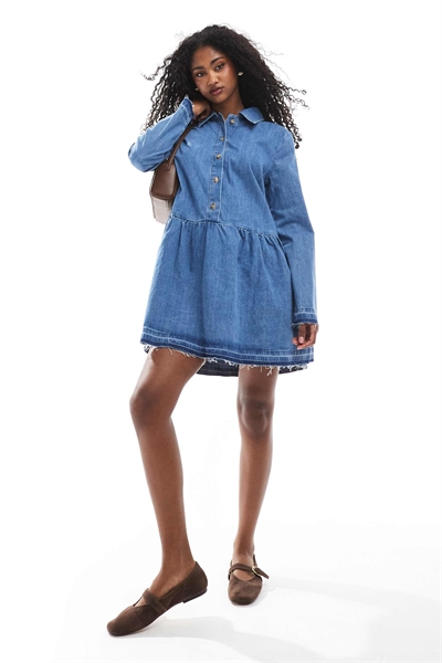 Мини-платье-сарафан из денима с заниженной талией артикул 142997511