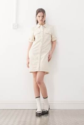 Мини-платье из денима с закатанными рукавами артикул 139175092