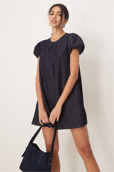 Джинсовое мини-платье-сарафан с буфчатыми рукавами артикул 142843725