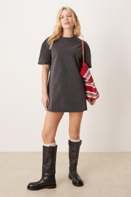 Платье-футболка из денима артикул 142509168