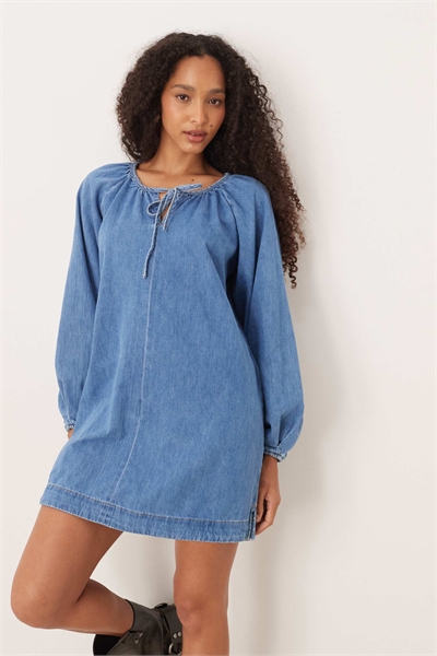 Джинсовое мини-платье с рукавами-балонами артикул 143080645