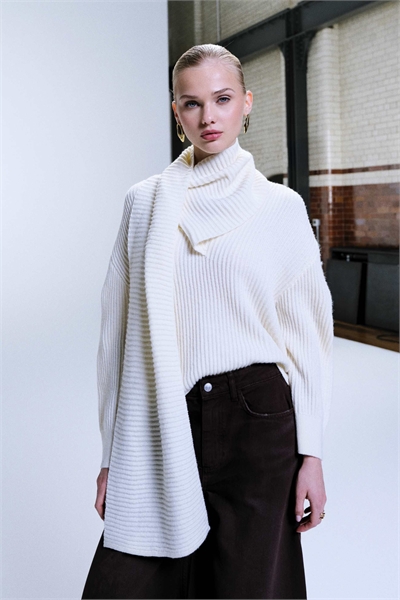 Свитер с акцентом на шарфе артикул 154235983