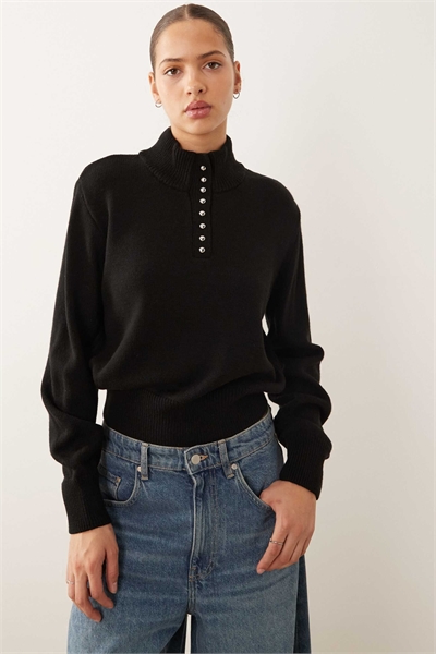 Свитер с высоким воротником и декоративной пуговицей артикул 153488331
