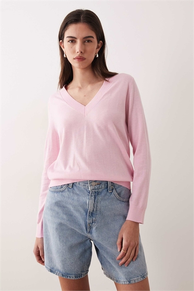 Легкий трикотажный топ с V-образным вырезом артикул 155144919