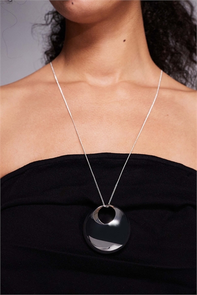 С кулоном с Кайей Гербер артикул 153665351