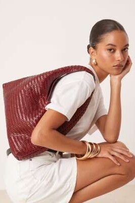 Сумка через плечо из плетеной кожи свободного кроя артикул 147829438