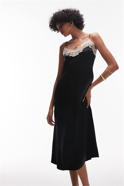 Атласное платье-комбинация средней длины черного цвета с контрастной белой кружевной отделкой артикул 148306067