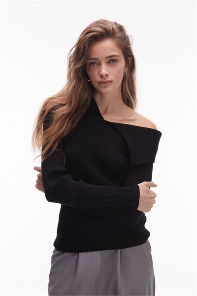 Трикотажный топ с асимметричным вырезом на плечах артикул 149319258