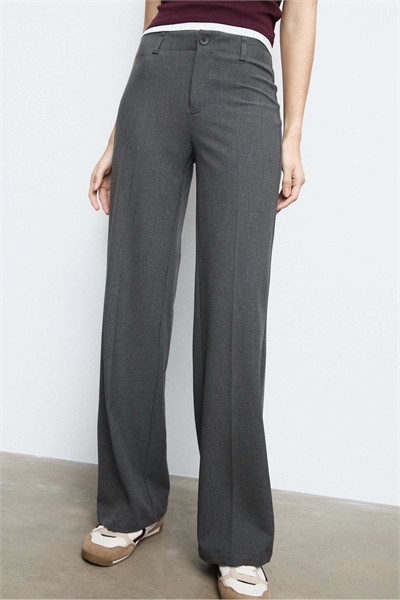 Стильные брюки прямого кроя с зауженной посадкой артикул 154901571