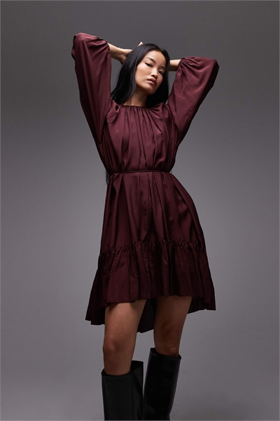 Длинное платье-миди с рукавами и рюшами бордового цвета артикул 151746423