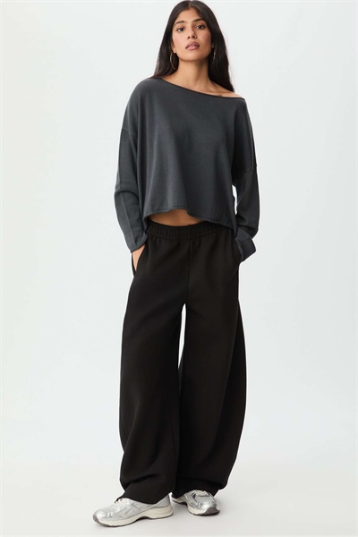 Укороченный свитер с лодочным вырезом артикул 151277398