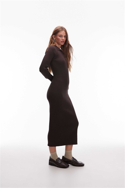 Вязаное платье-миди с воротником-поло коричневого цвета артикул 150205138