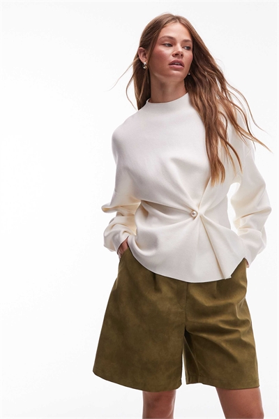 Компактный трикотажный свитер с асимметричной сборкой и украшением из искусственных жемчужин артикул 150204939