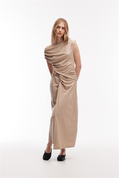 Длинное платье из джерси с драпировкой, лодочным вырезом и пряжкой, бежевого цвета артикул 155057503