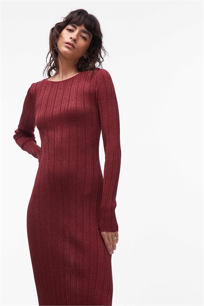 Блестящее платье-миди с рукавами и лодочным вырезом в красном цвете артикул 153891721