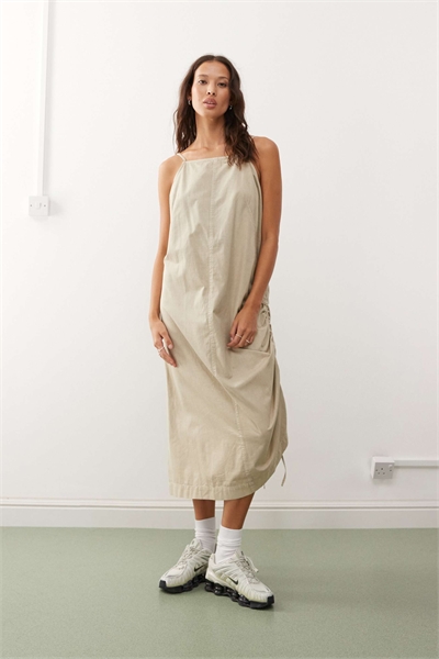 Утилитарное миди-платье с бретелями, выстиранное в каменном цвете артикул 143961400