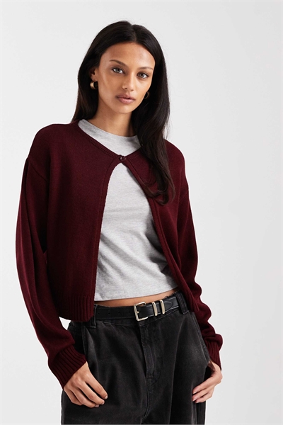 Вязаный кардиган с одной пуговицей артикул 153575087