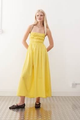 Макси-платье с рюшами и тонкими бретелями в желтую полоску артикул 139800193
