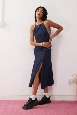 Джинсовое платье-миди с открытой спиной в стиле 90-х, промытое артикул 141796580