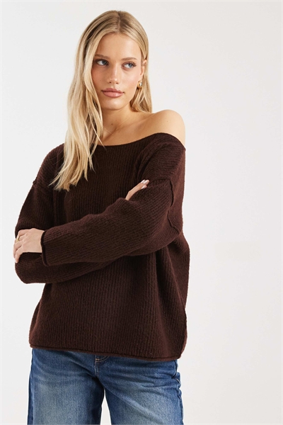 Свободный уютный свитер из трикотажа с асимметричным вырезом и открытыми плечами артикул 153082581
