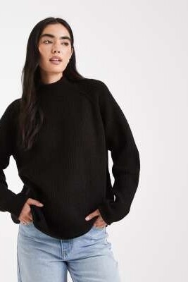 Свитер с высоким воротником и свободным кроем артикул 143055479