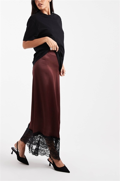 Макси-юбка из атласа и кружева с косой отрезкой артикул 152469556