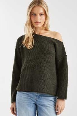 Свободный уютный свитер из трикотажа с асимметричным вырезом и открытыми плечами артикул 153082701