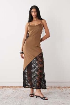 Атласное платье макси с кружевными вставками артикул 153112804