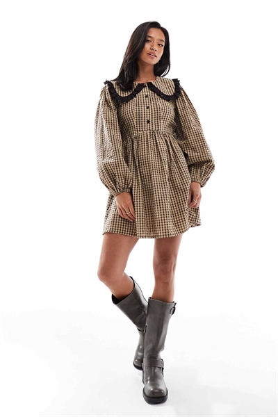 Платье-футляр с длинными рукавами и воротником артикул 147828180