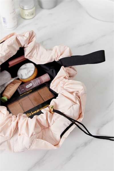 Косметичка на шнурке от The Flat Lay Co. — нежно-розового цвета артикул 1448395