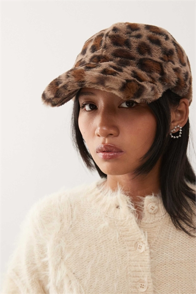 Шапка из искусственного меха артикул 148300607