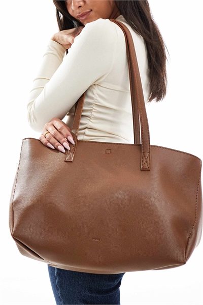 Сумка-тоут с двумя ремнями и фактурной поверхностью, украшенная застежками-клипсами по бокам артикул 149107063