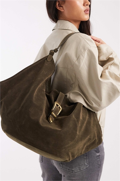 Свободная сумка-тоут из искусственной замши с металлической пряжкой артикул 151096020