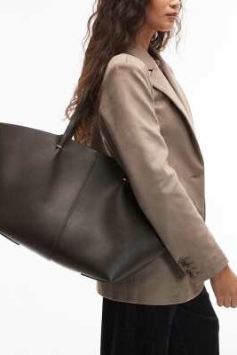 Сумка-тоут с золотыми элементами артикул 153665369