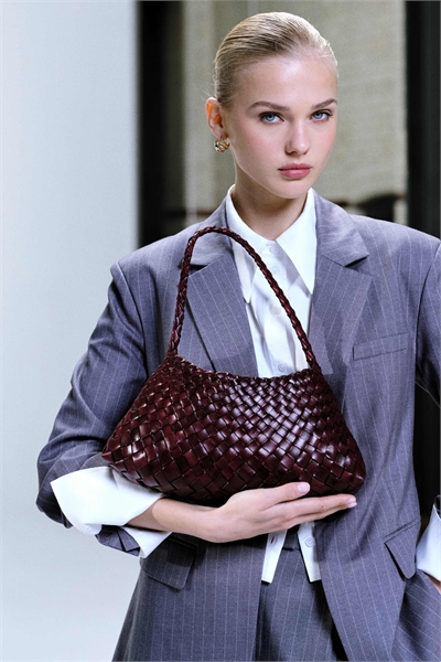 Плетеная кожаная сумка через плечо Rosanna артикул 151529632