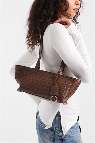 Сумка через плечо с плетеным узором артикул 152941671
