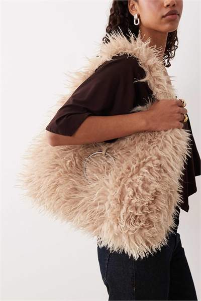 Объемная сумка через плечо из лохматого искусственного меха артикул 151865349