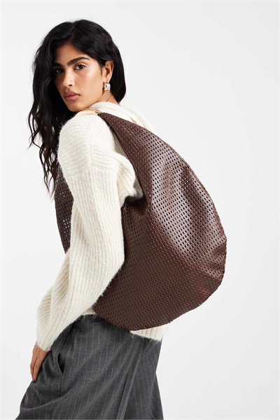 Большая плетеная сумка через плечо с золотистой фурнитурой артикул 151096057