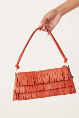 Кожаная сумочка с бахромой и золотыми элементами артикул 149820536