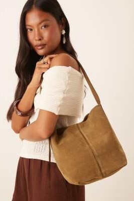 Сумка из замши с ремешком на пряжке артикул 147829418